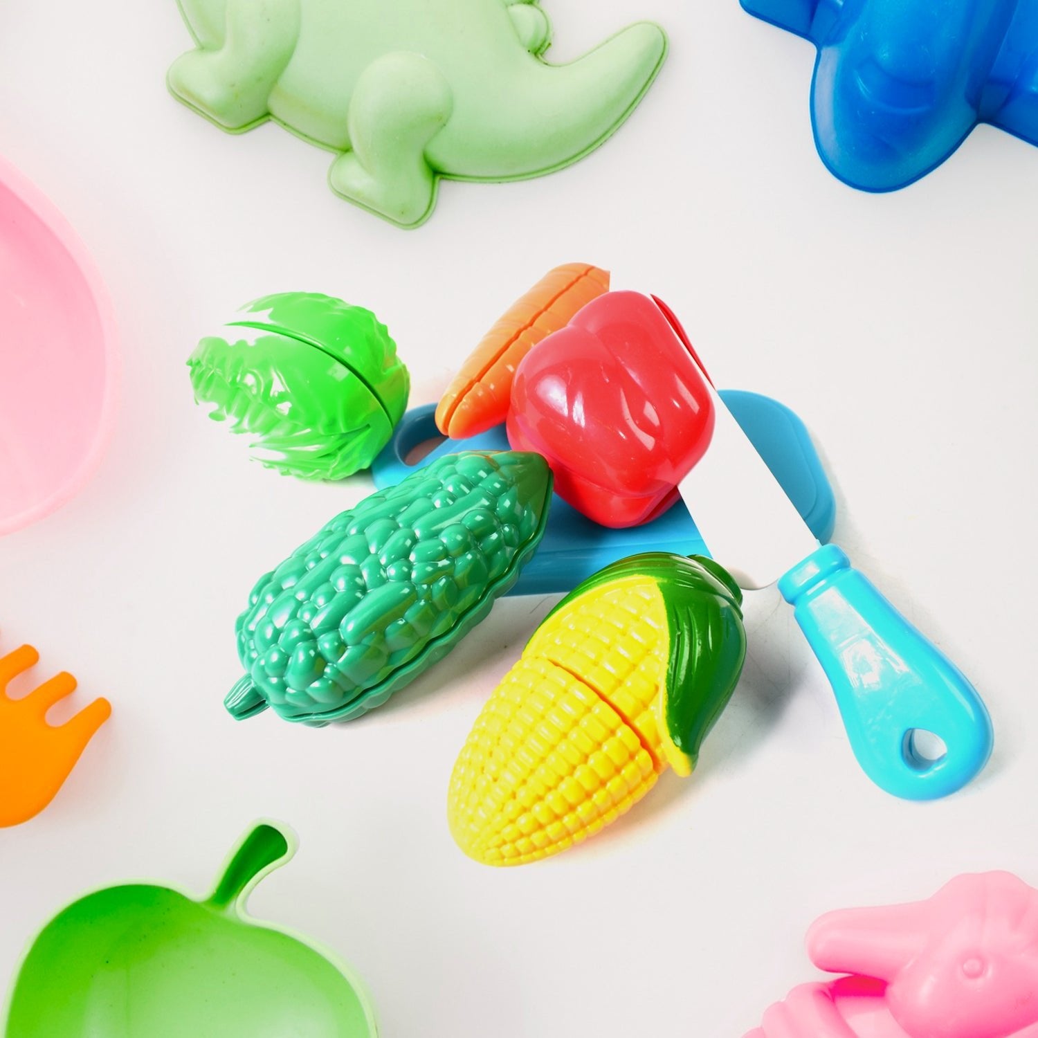 Wukusy realistic play food set with plastic vegetables and toy knife on white background