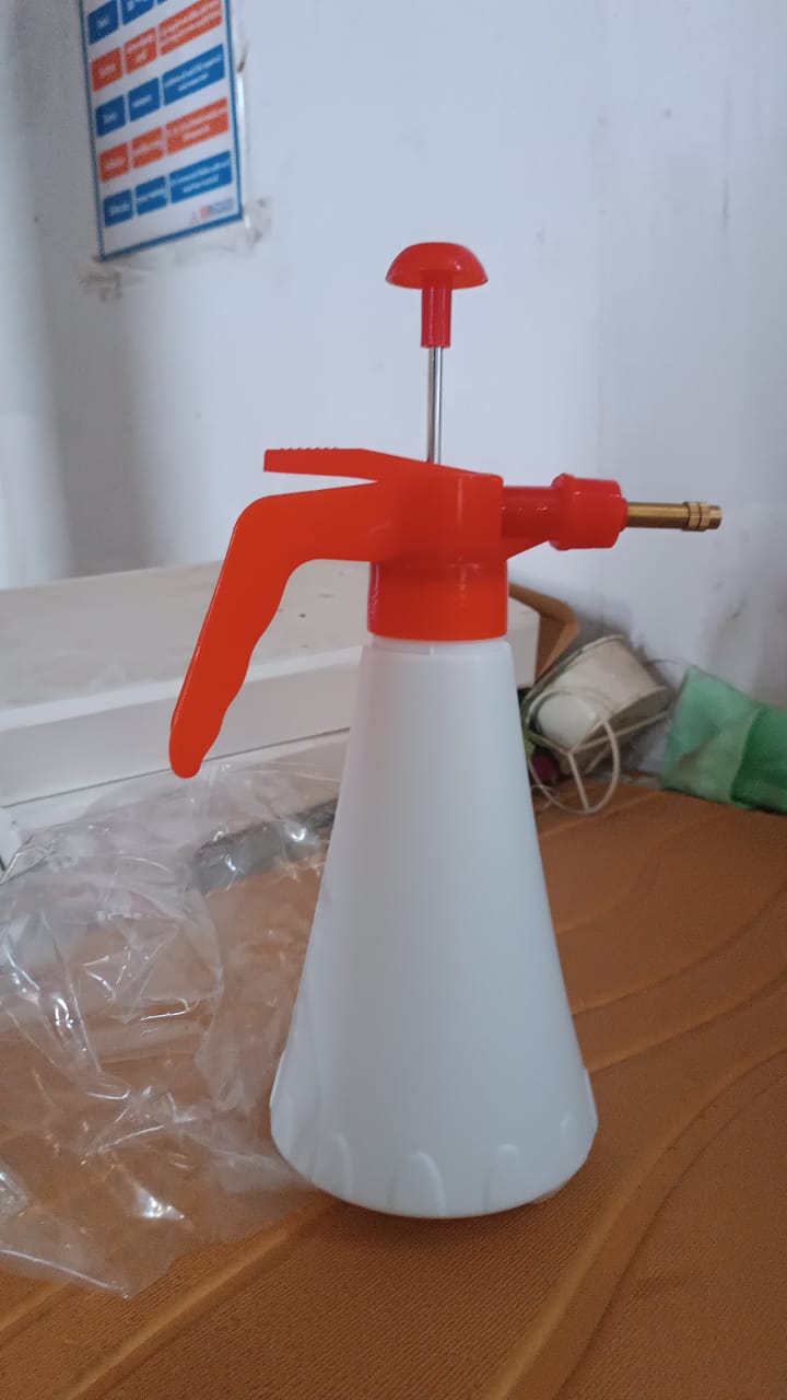 Wukusy handheld pressure water sprayer with red handle and white bottle for garden use