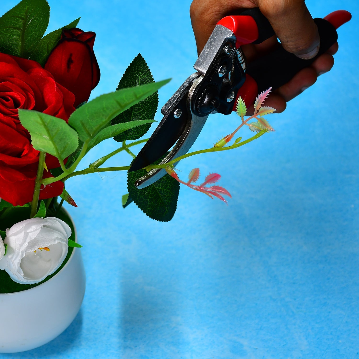 Wukusy sharp garden cutter for flowers trimming stems of red and white roses with black and red handles